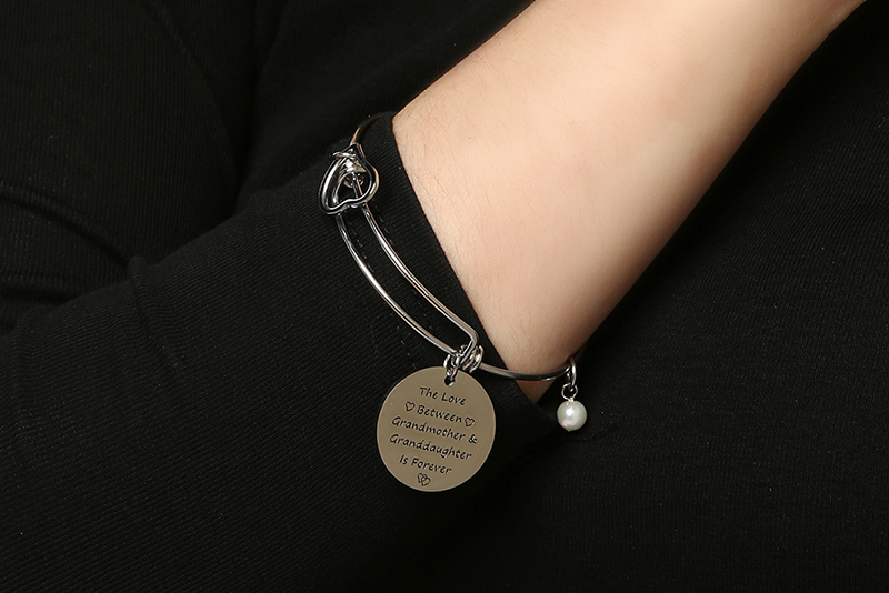 V&ograve;ng tay 2 v&ograve;ng tr&aacute;i tim v&agrave; h&igrave;nh tr&ograve;n khắc chữ